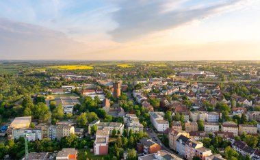 Rostock şehrinin havadan görünümü-akşam saatlerinde evler
