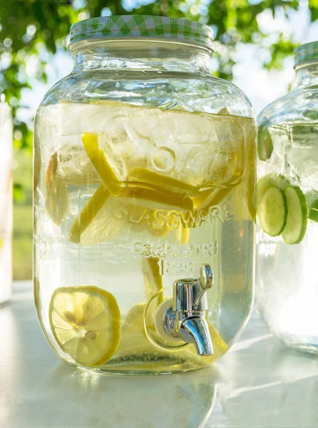 limonata ve limon dilimleri ile jar