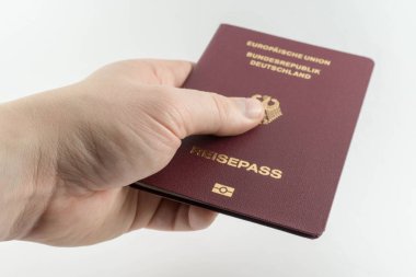 Alman pasaportu veya seyahat pass - tutan el 