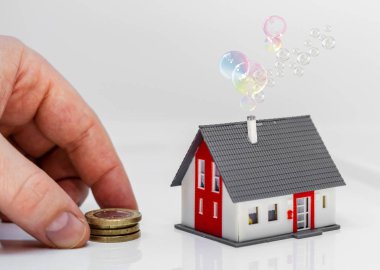 bir modeli ev - kavram görüntü bir ev satın almak için - kendi bir ev hayal yanında para koyarak el