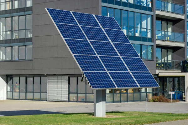 Güneş Panelleri Veya Fotovoltaik Enerji Santrali Infront Fabrika Binası — Stok fotoğraf