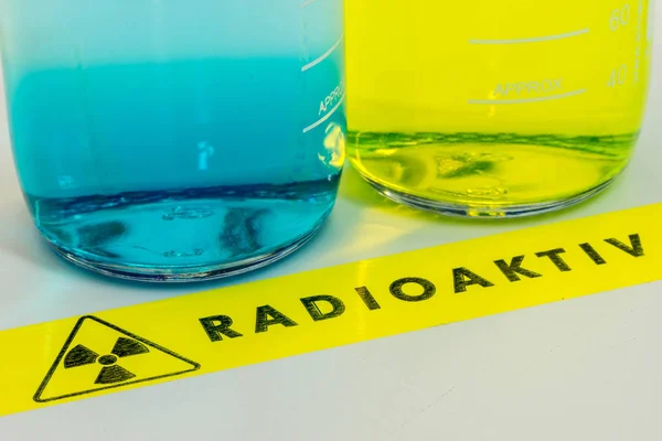 Frascos Con Fluido Radiactivo Pancarta Con Palabra Radioaktiv Que Significa —  Fotos de Stock