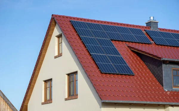 Dach Nowy Dom Paneli Słonecznych Czerwoną Dachówką — Zdjęcie stockowe