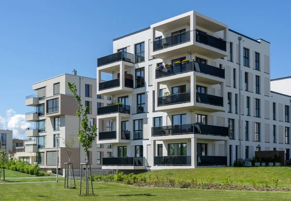 yaşam için yeni modern bina - mavi gökyüzü