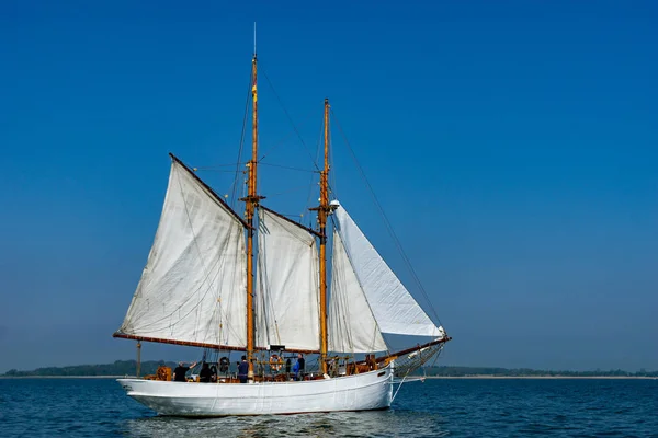 Старая Парусная Лодка Воде Балтийского Моря — стоковое фото