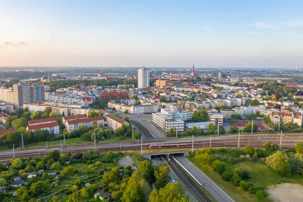 Luftaufnahme Der Stadt Rostock Bahngleise Warnow Und Kraftwerkskamin Hintergrund — Stockfoto