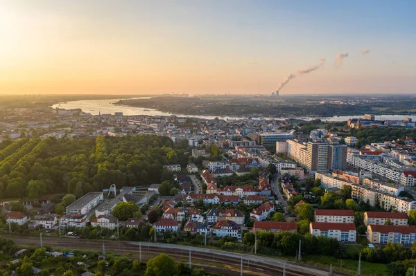 Luftaufnahme Der Stadt Rostock Bahngleise Warnow Und Kraftwerkskamin Hintergrund — Stockfoto