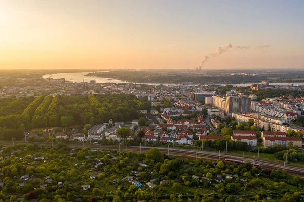 Luftaufnahme Der Stadt Rostock Bahngleise Warnow Und Kraftwerkskamin Hintergrund — Stockfoto