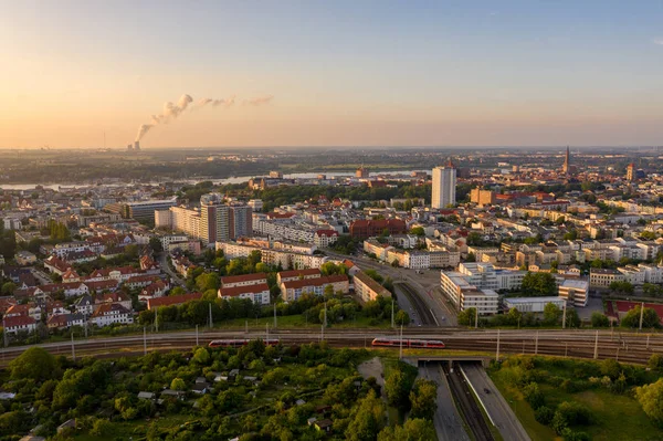 Luftaufnahme Der Stadt Rostock Bahngleise Warnow Und Kraftwerkskamin Hintergrund — Stockfoto