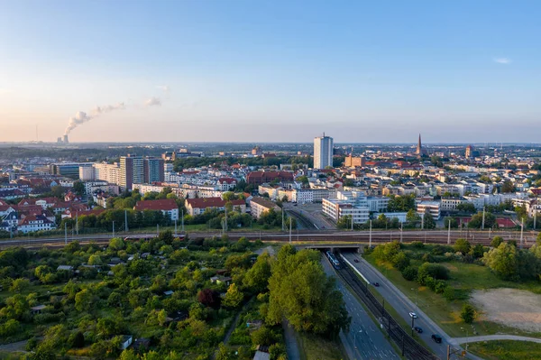 Luftaufnahme Der Stadt Rostock Bahngleise Warnow Und Kraftwerkskamin Hintergrund — Stockfoto