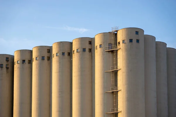 Silo Achtergrond Van Blauwe Lucht — Stockfoto