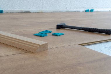 laminat, çekiç, tokmak, ayak sesi yalıtımı ve spacer döşeme veya montaj için ekipman
