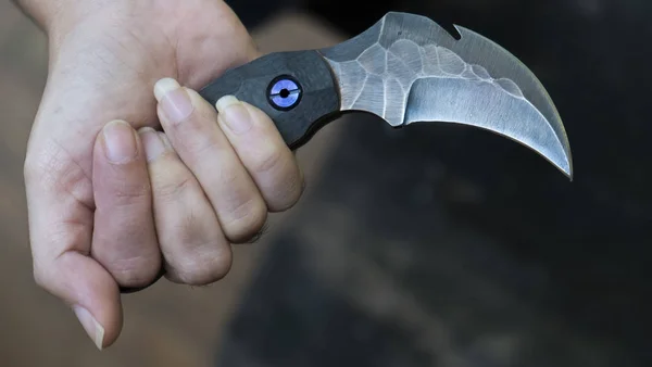 Karambit Bıçak Taktik Avcı Elinde Bıçak Kendini Savunma Dövüş Sanatları — Stok fotoğraf