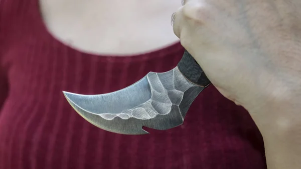 Couteau Dans Les Mains Couteau Karambit Combattant Tactique Légitime Défense — Photo