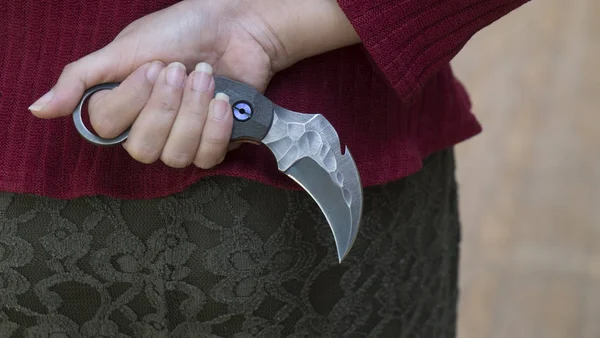 Karambit Bıçak Taktik Avcı Elinde Bıçak Kendini Savunma Dövüş Sanatları — Stok fotoğraf