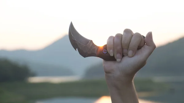 Messer Den Händen Karambit Messer Taktische Kämpfer Selbstverteidigung Kampfkunst Kämpfen — Stockfoto