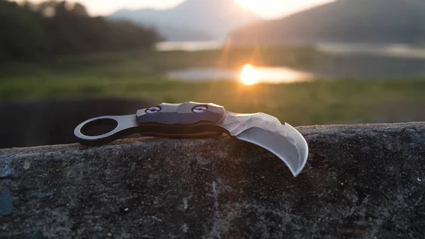 Couteau Dans Les Mains Couteau Karambit Combattant Tactique Légitime Défense — Photo