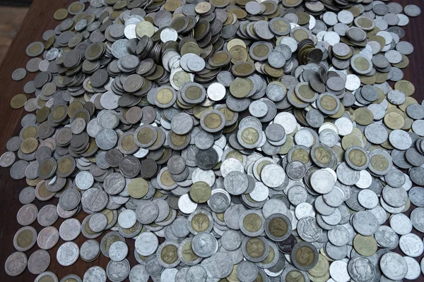 Veel Coin Houten Bureau Met Onscherpe Achtergrond Textuur Investeringen Opslaan — Stockfoto