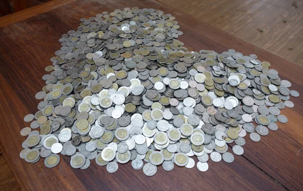 Veel Coin Houten Bureau Met Onscherpe Achtergrond Textuur Investeringen Opslaan — Stockfoto