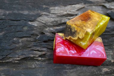 Döküm epoksi reçine Afzelia sabitleme burl beyaz arka plan dokusu, güzel soyut sanat resim fotoğraf ahşap kırmızı lav