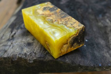 döküm epoksi reçine Afzelia sabitleme burl egzotik ahşap kırmızı sarı arka plan, soyut sanat resim fotoğraf, baskı tasarımı ve reklam, melez