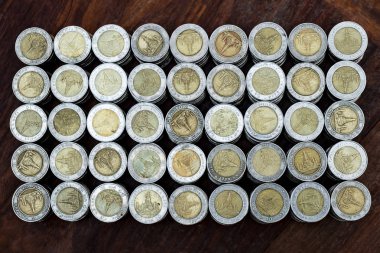 Çok bulanık arka plan doku, yatırım planlama ve kavram kaydetme iş için para ile ahşap masa üzerinde sikke yığını