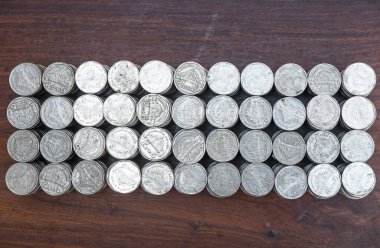 Çok bulanık arka plan doku, yatırım planlama ve kavram kaydetme iş için para ile ahşap masa üzerinde sikke yığını