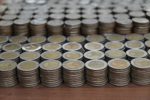 Πολλές Στοίβα Νομίσματα Ξύλινο Γραφείο Θολή Φόντο Υφή Χρήματα Για — Φωτογραφία Αρχείου