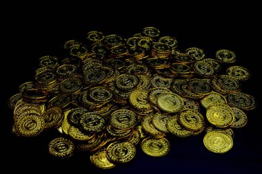 Çok, siyah zemin üzerine altın sikkeler istifleme para yığını için iş yatırım planlaması ve gelecekteki kavramı tasarruf