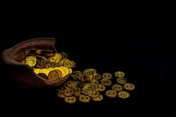 Στοίβαγμα Χρυσό Κέρμα Στο Σπασμένο Βάζο Μαύρο Φόντο Στοίβα Χρήματα — Φωτογραφία Αρχείου