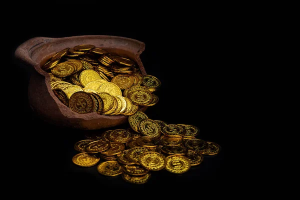 Moneda Oro Apilable Frasco Roto Sobre Fondo Negro — Foto de Stock