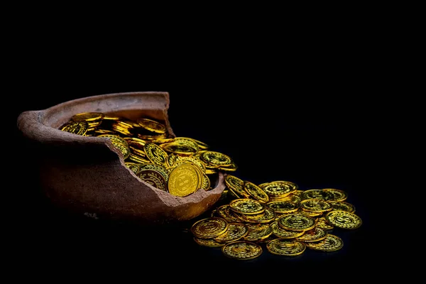 Moneda Oro Apilable Frasco Roto Sobre Fondo Negro — Foto de Stock