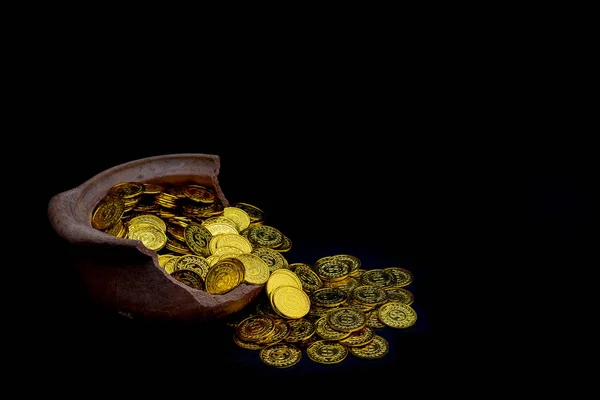 Στοίβαγμα Χρυσό Κέρμα Στο Σπασμένο Βάζο Μαύρο Φόντο — Φωτογραφία Αρχείου