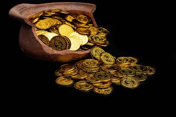 Moneta Oro Impilabile Vaso Rotto Sfondo Nero — Foto Stock
