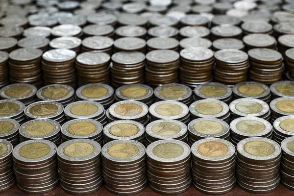 Πολλές Στοίβα Κέρματα Στο Ξύλινο Γραφείο Χρήματα Για Την Επιχείρηση — Φωτογραφία Αρχείου