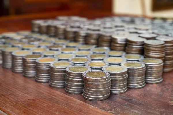 Veel Van Stapel Munten Houten Bureau Geld Voor Business Planning — Stockfoto