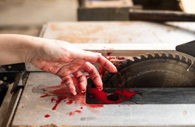 El ve daire testere disk beyaz zemin üzerine, emniyet ilk kanlı