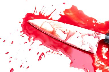 Deba bıçak kanlı el Bayan Beyaz arka plan, sosyal şiddet Cadılar Bayramı kavramı üzerinde