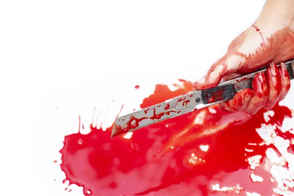 カッター ナイフ流血白い背景に 社会的な暴力ハロウィーン コンセプトで女性の手に — ストック写真