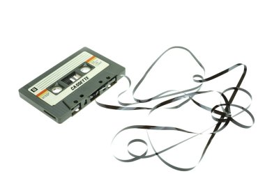 Vintage kompakt kaset beyaz arka plan üzerinde yakın eski ses kasetleri set up