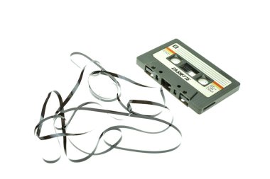 Vintage kompakt kaset beyaz arka plan üzerinde yakın eski ses kasetleri set up