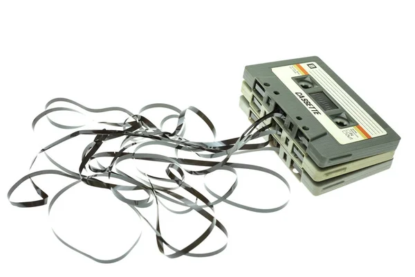 白い背景の上のヴィンテージのコンパクト カセット テープ古いオーディオ テープのセットをクローズ アップ — ストック写真