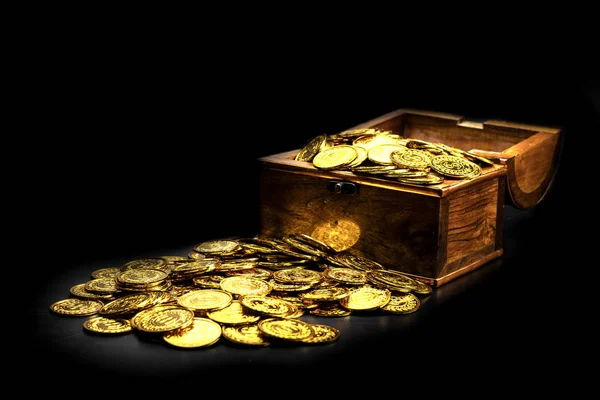 Stapeln Der Goldmünze Der Schatzkiste Auf Schwarzem Hintergrund — Stockfoto
