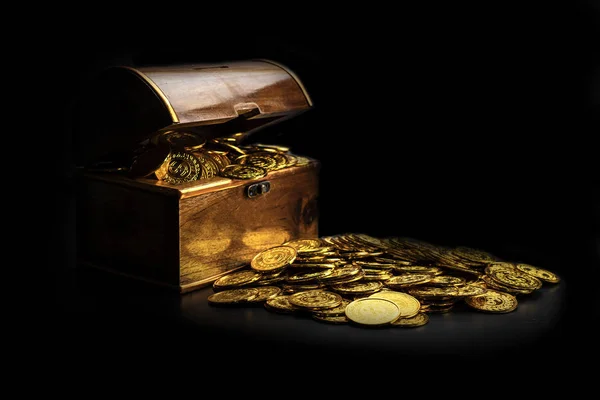 Empilhamento Moeda Ouro Baú Tesouro Fundo Preto — Fotografia de Stock