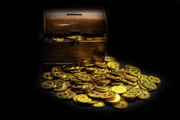 Στοίβαξη Χρυσού Νομίσματος Σεντούκι Θησαυρού Μαύρο Φόντο — Φωτογραφία Αρχείου
