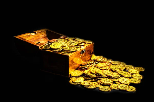 Monedas Oro Apiladas Cofre Del Tesoro Sobre Fondo Negro — Foto de Stock