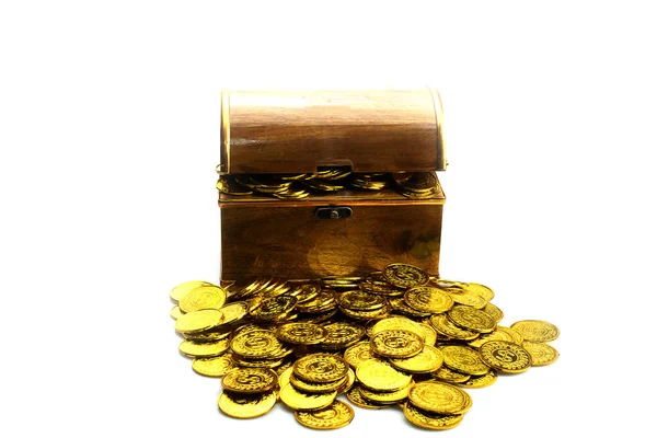 Goldmünze Schatztruhe Auf Weißem Hintergrund Stapeln — Stockfoto
