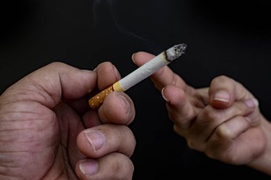 Sigara dumanı ile elinde görüntü