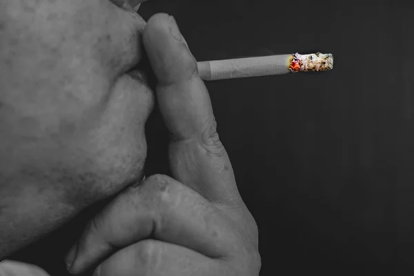 Мужчина Курит Сигарету Изображение Сигареты Руке Дымом — стоковое фото