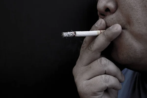 Hombre Fumando Cigarrillo Imagen Cigarrillo Mano Con Humo — Foto de Stock